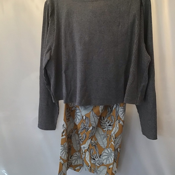 Must have Heather Gray ribbed cross back crop top! - Picture 4 of 7